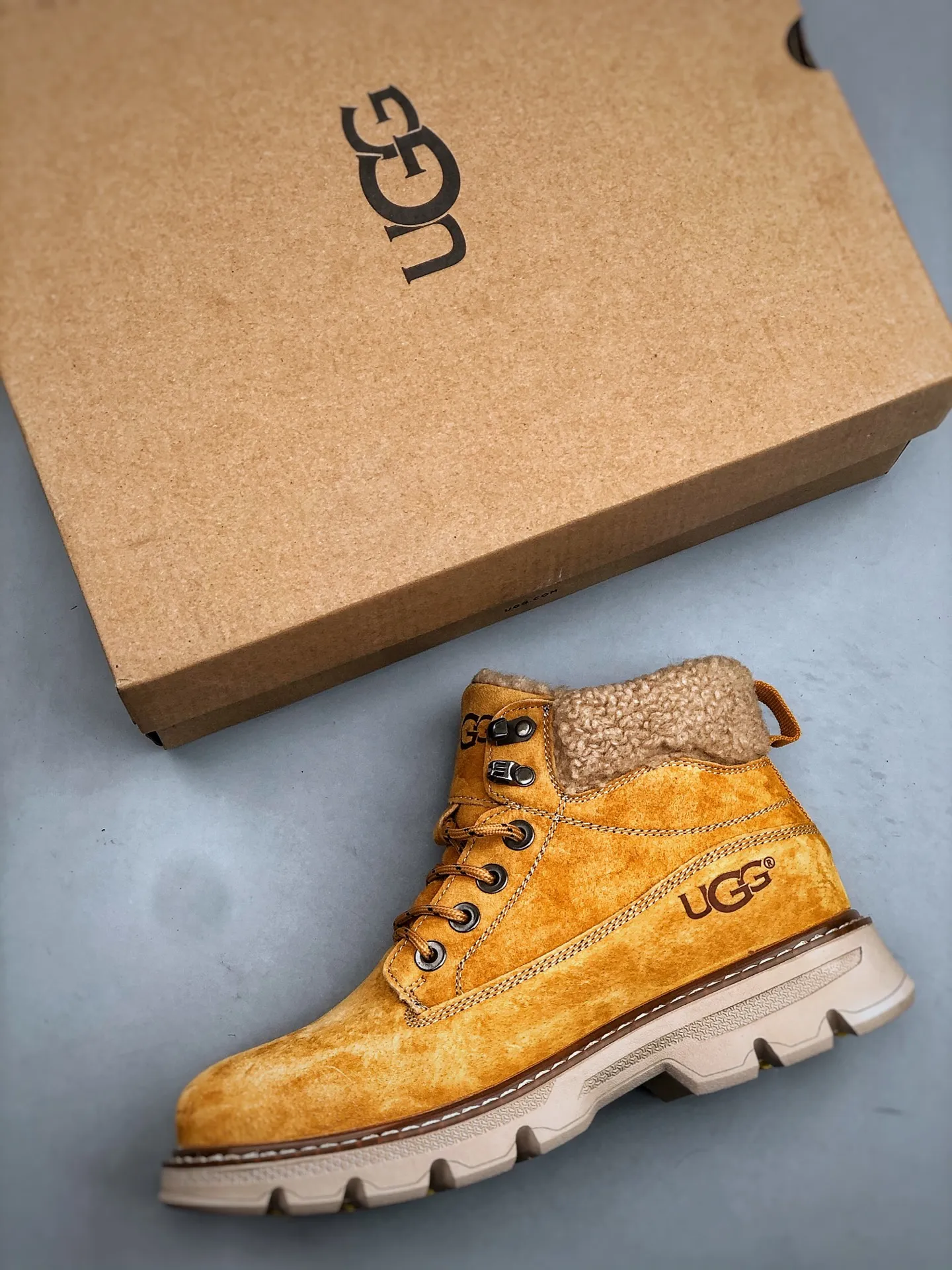 Welfare special price 💰480 UGG new autumn and winter products (lamb wool integrated lining, warm and heat-locking 🔥) must-have outdoor mid-top casual Martin boots snow boots series #Guangdong Dachang quality Autumn and winter new fashion trend matching The fabric is imported from Italy frosted cowhide. The whole shoe is made of genuine cowhide material. The outsole and hardware are all made from OEM raw materials. Good products do not kill pigs. The quality of the first order is strictly controlled and the entire set is packaged uniformly on the official website. Special products for outdoor use to protect against the cold this winter. A must-have for stylish men who can wear them casually every day‼ American affordable luxury brand [UGG] Tasman Weather Hybrid Tasman hybrid series mid-top lightweight casual Martin boots. Size: 39-44 (one size larger than sports shoes).